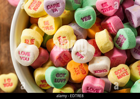 Caramelle colorate conversazione cuori per il giorno di San Valentino Foto Stock