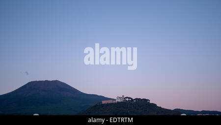 Vesuvio al tramonto dalla Torre del Greco con il vicino colle Foto Stock
