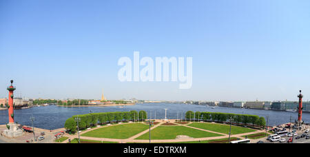 San Pietroburgo, Russia. Vista del fiume Neva e lo spiedo dell'isola Vasilyevsky. Colonna rostrale. Foto Stock