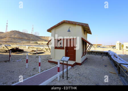 Amministrazione originale/Pagamento del salario ufficio presso il Museo dell'olio, con Jebel Al-Dukhan in background, Regno del Bahrein Foto Stock