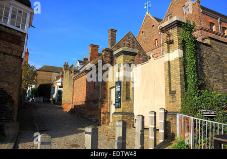 Ingresso al castello nel piccolo villaggio di Upnor in Nord Kent Foto Stock