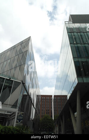 Ritratto, di Deansgate, Avenue tra palazzi di vetro '1 Avenue' e 'RBS edificio", Spinningfields Square, Manchester Foto Stock