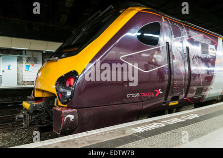 Classe treno 220 azionato da Cross Country treni in attesa nella piattaforma a la stazione di Birmingham New Street Foto Stock