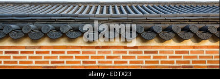 Tetto sulla parete in Gyeongbokgung Palace ,Corea Foto Stock