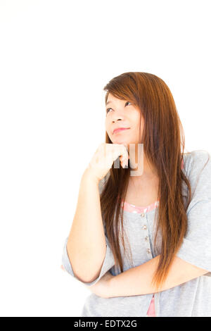 Donna asiatica sta pensando a qualcosa (la zona vuota a sinistra per riempire qualcosa). Foto Stock