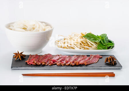 Ingredienti per la cottura delle carni bovine vietnamita noodle soup - Pho Foto Stock