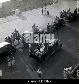 1950s, foto storica, due bambini seduti sul retro di un camion (galleggiante) dal titolo 'La Coppia reale' nel carnevale di strada o 'Kiddies Karnival', lungo il lungomare di Aberystwyth, Galles, Regno Unito. Foto Stock