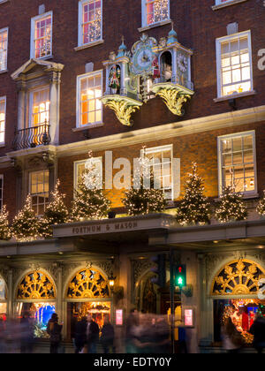 Regno Unito, Inghilterra, Londra, Fortnum e Mason orologio Foto Stock