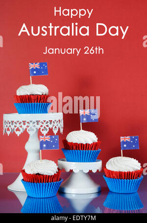 Australia felice giorno, Gennaio 26th, parte del cibo con rosso, bianco e blu, tortine e bandiere australiano su rosso e blu Foto Stock