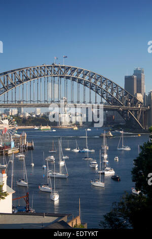 Lavender Bay barche in vista del porto di Sydney Harbour Bridge e il CBD skyline al tramonto North Shore Sydney NSW Australia Foto Stock