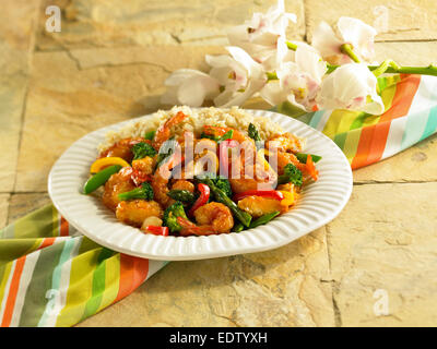 Pollo e gamberetti STIR FRY Foto Stock