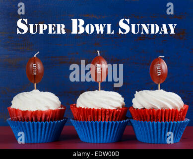 Rosso, bianco e blu tema tortine con topper calcio per il Super Bowl Sunday party o collage football finali e playoff, wi Foto Stock