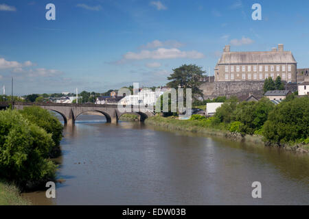 Carmarthen vista generale della città tra cui ponte, sul fiume Tywi Towy County Hall e il castello Caerfyrddin Carmarthenshire Galles del Sud Foto Stock