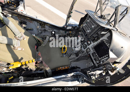 Moderni jet da combattimento cockpit e il pilota della Seat vista superiore Foto Stock