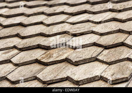 La consistenza del vecchio tetto in legno in Thailandia Foto Stock