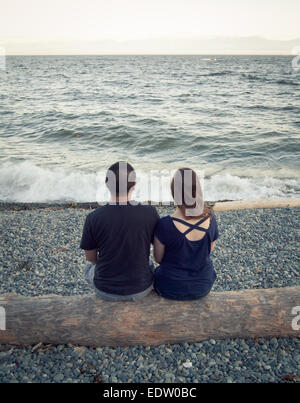 Una giovane coppia che guarda al mare. Victoria, British Columbia, Canada. Foto Stock
