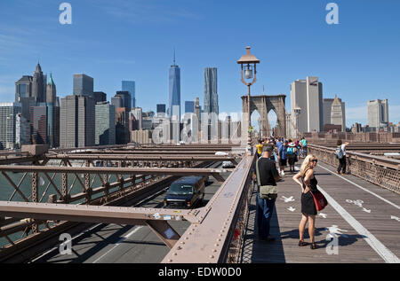 Le persone camminare, correre o andare in bicicletta separatamente dalle automobili sul ponte di Brooklyn a New York City. Foto Stock