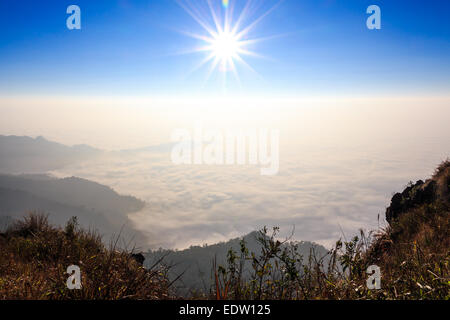 Sunrise e il mare di nebbia in mattinata a Phu Chi fa ,Chiangrai ,Thailandia Foto Stock