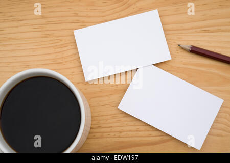 Blank business cards e il caffè e matita su tavola in legno Foto Stock