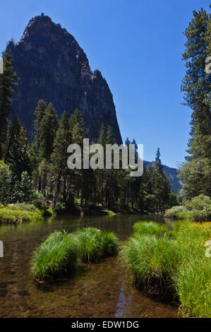 Il fiume Merced si snoda attraverso la valle di Yosemite in primavera - California Foto Stock