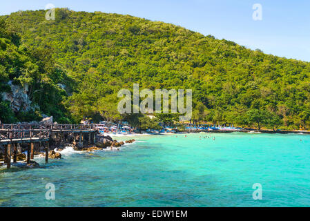 Jetty su una spiaggia tropicale sull'isola, a Koh Lan isola città di Pattaya Chonburi Thailandia. Foto Stock