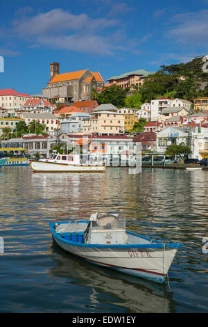 Il Carenage - porto interno in St Georges con Cattedrale dell Immacolata Concezione al di là, Grenada, West Indies Foto Stock