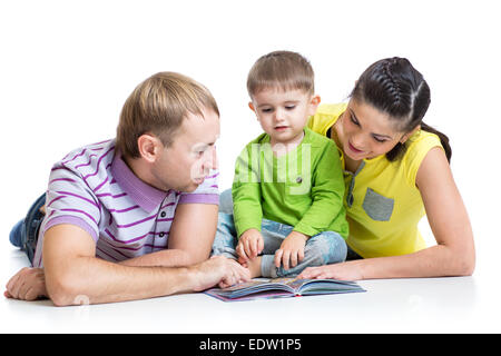 La famiglia felice con il figlio la lettura di libri per bambini Foto Stock