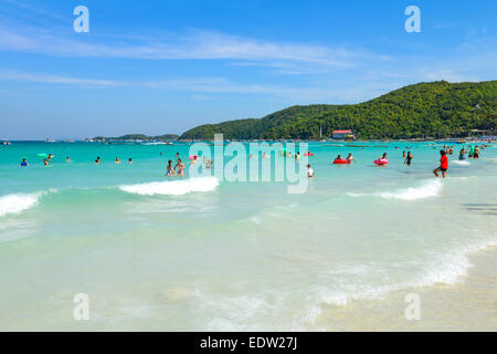 PATTAYA, Tailandia - 29 dicembre , 2014: i turisti a giocare a beach, in Koh Larn ( Larn isola ) su dicembre 29, 2014 in Pattaya, Foto Stock