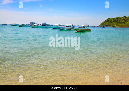 PATTAYA, Tailandia - 29 dicembre : Bella spiaggia con barca a motore in Larn isola sul dicembre 29, 2014 in Larn isola, Pattaya, Foto Stock