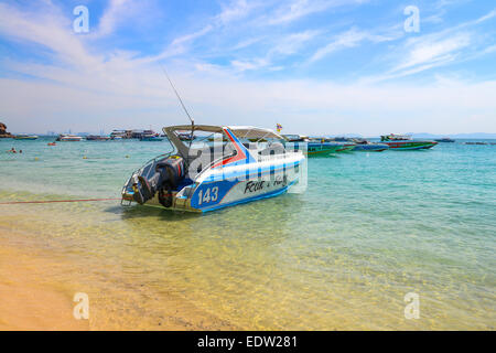 PATTAYA, Tailandia - 29 dicembre : Bella spiaggia con barca a motore in Larn isola sul dicembre 29, 2014 in Larn isola, Pattaya, Foto Stock