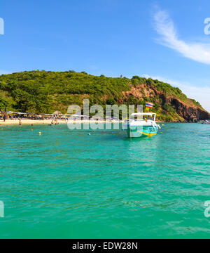 PATTAYA, Tailandia - 29 dicembre : Bella spiaggia con barca a motore in Larn isola sul dicembre 29, 2014 in Larn isola, Pattaya, Foto Stock