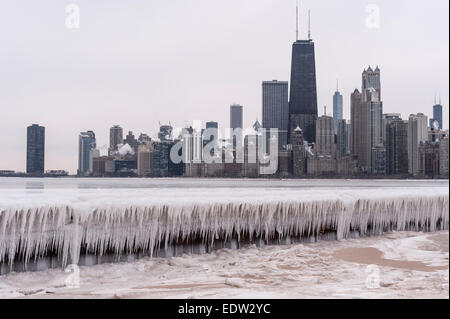 Chicago, Stati Uniti d'America, 8 gennaio 2015. La Windy City continua a subire il blast di artic temperature che hanno raggiunto al di sotto di -20C e di più con il vento freddo. Nella foto : accumulo di ghiaccio fino all'promontary presso la North Avenue beach. Credito: Stephen Chung/Alamy Live News Foto Stock