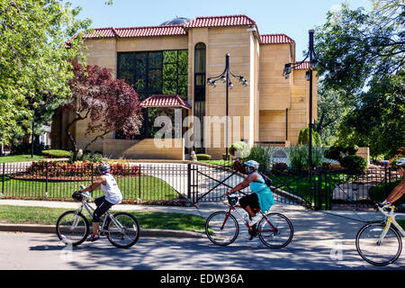 Chicago Illinois, South Side, South Woodlawn Avenue, ex residenza di Elijah Mohammad, palazzo, cancello, cancello, adulti adulti donna donne donna donna donna donna donna donna donna, ciclisti, bicy Foto Stock