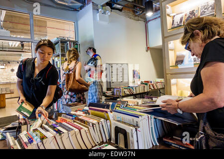 Chicago Illinois,Hyde Park,campus,University of Chicago,The Seminary Co-op bookstores,college bookstore,interior,libri,vendita,libri di testo,tee asiatiche Foto Stock