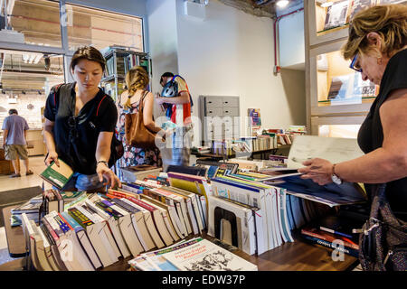 Chicago Illinois,Hyde Park,campus,University of Chicago,The Seminary Co-op librerie,college bookstore,interior,libri,vendita,libri,asiatici te Foto Stock