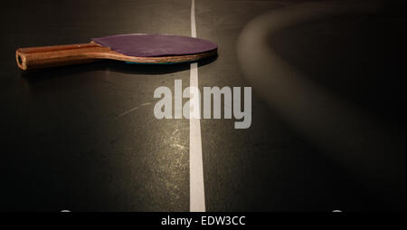 Una tabella racchetta da tennis sdraiato immobile, come la palla viaggi passato. Foto Stock