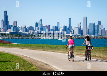 Chicago Illinois,South Side,Lake Michigan,39th Street Beach,Lakefront Trail,donna donna donna donna donna donne,amici,ciclisti ciclisti bicicletta, ciclismo Foto Stock