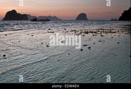 Silhouette al tramonto sulla spiaggia di Koh Ngai island Thailandia Foto Stock