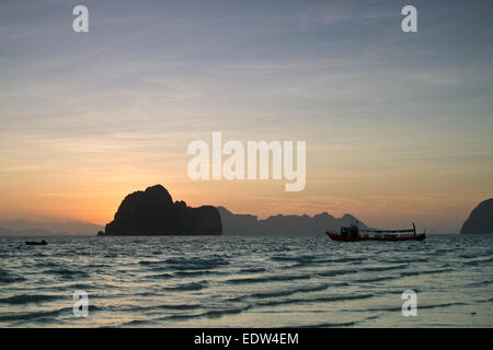 Silhouette al tramonto sulla spiaggia di Koh Ngai island Thailandia Foto Stock