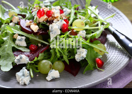 Con insalata di barbabietole, rucola e melograno, cibo Foto Stock