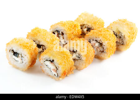Tempura roll con salmone e crema di formaggio fritti in pastella. Otto pezzi, su bianco. Messa a fuoco selettiva. Foto Stock