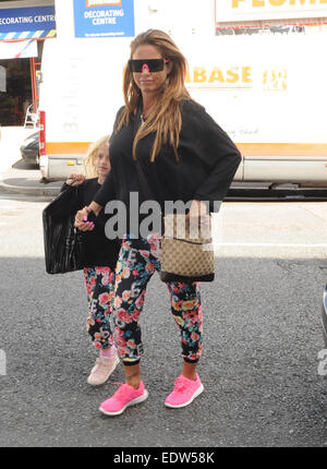 Katie Price e sua figlia Princess Tiaamii arrivando a Fubar Radio in London, identici che indossa pantaloni modellato con: Katie Price,Princess Tiaamii,Princess Tiaamii Crystal Esther Andre,Princess Tiaamii Andre dove: Londra, Regno Unito quando: Foto Stock