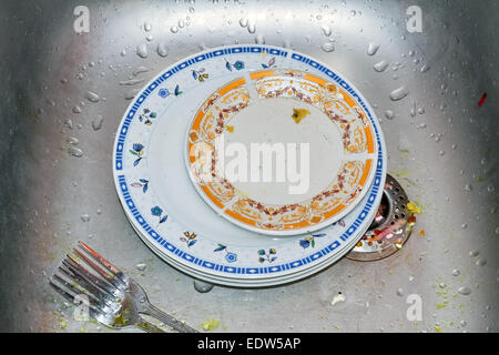 I piatti sporchi dopo cena in famiglia nel lavandino Foto Stock