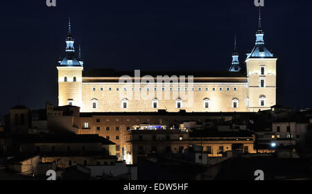 Vista notturna di Alcazar e la vecchia parte di Toledo, Spagna Foto Stock