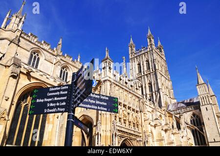 Chiesa cattedrale di San Pietro e la Santa e indivisibile Trinità con un segno in primo piano, Gloucester, Inghilterra, Regno Unito. Foto Stock