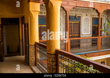 Marrakech, Marocco - 11 settembre 2014: dettaglio da Amlal Riad di Marrakech, Marocco. Riad Amlal hanno autentica decorate camere Foto Stock