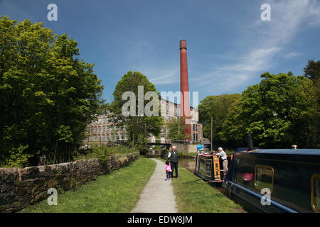 Clarence Mill, un ex filanda, dal Macclesfield Canal a Bollington, Cheshire Foto Stock