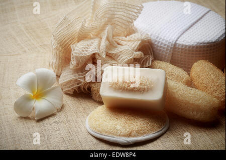 La speciale sapone scrub su spa impostato per una pelle sana Foto Stock