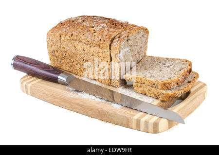 Tagliare il pane integrale e il coltello su un tagliere isolato su sfondo bianco con tracciato di ritaglio Foto Stock