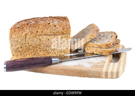 Tagliare il pane integrale e il coltello su un tagliere isolato su sfondo bianco con tracciato di ritaglio Foto Stock